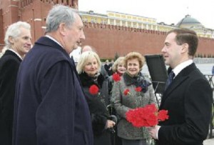 День народного единства, 4 ноября 2008 г.Возложение цветов к памятнику Минину и Пожарскому. А. Трубецкой и президент России Д. Медведев.